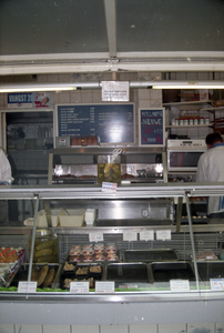 606003 Interieur van de viskraam van Van Daalen op het Vredenburg te Utrecht.